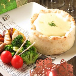 立川駅1分 本格パスタが美味しいイタリアン＆スパニッシュのお店『CANTINA 立川店』で楽しめる、生地の中にチーズがたっぷり入ったお料理にお野菜が添えられている
